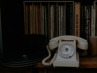 Telefone na estante