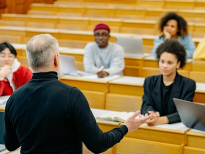 Ninguém duvidará que o ‘estado a que chegámos’ resulta de escolhas estruturantes [ou da sua ausência, que é um modo outro de escolher], tudo menos neutras, e que, em alguns casos, não merecem menos do que oposição clara, inteligente, alternativa. Ainda assim, o ‘menino’ não é a ‘água do banho’, nem a ‘floresta’ a ‘árvore’

