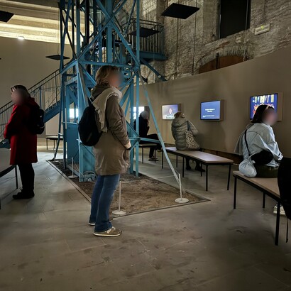 Tra gli artisti esposti nelle Corderie e negli spazi dell’Arsenale figurano, tra gli altri, Beatriz Milhazes, Salman Toor, Susanne Wenger e Xiyadie, con opere che affrontano temi come diaspora, memoria culturale e trasformazioni sociali