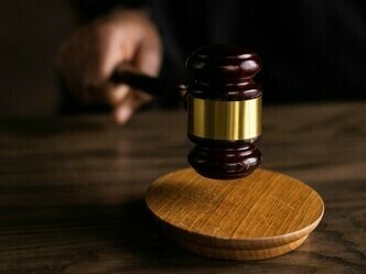 Prender e humilhar um pai de família que exercia suas funções que exemplos estão dando aos demais cidadãos que fazem parte da máquina de labor do Estado. Foi vergonho assistir aquele cenário de atropelo flagrante da lei e dos direitos fundamentais do homem estamos no século XXI e ainda existem seres que apoiam sua liderança no primitivismo assombrando a modernidade e o ritmo do desenvolvimento