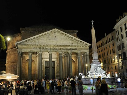 La Sindaca di Roma Virginia Raggi, ha inaugurato l'illuminazione di uno degli edifici più antichi di Roma, il Pantheon