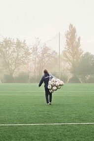 Il calcio italiano oggi si muove in una zona intermedia, sospeso tra la memoria di un passato dominante e la consapevolezza di un presente ridimensionato