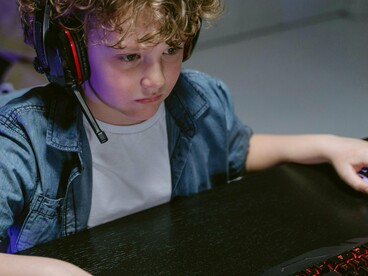 A situação envolvendo o Roblox indica que plataformas que combinam jogo, criação e economia interna podem reproduzir riscos que antes eram mais associados a redes sociais tradicionais. A ausência de barreiras claras entre usuários adultos e menores é apontada como ponto crítico por autoridades, assim como a dificuldade em fiscalizar economias internas que operam por fora do sistema financeiro formal



