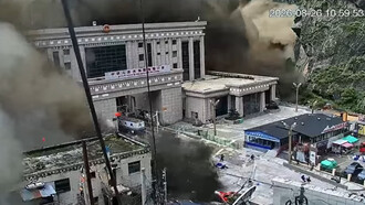 A la IA no le interesa el cambio climático, solamente el diésel. Captura de pantalla tomada a los 30 segundos del vídeo de las cámaras de seguridad de las inundaciones de 2026 en el puerto de Gyirong, Nepal