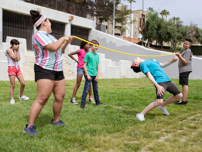 ¡Que el futuro nos tiña de esa confianza doble  
del elástico noble en los pies de dos niñas!