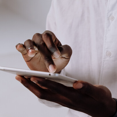 O avanço da tecnologia tem se mostrado constante e conhecer os novos processos de ensino e aprendizagem através dela é uma escolha necessária