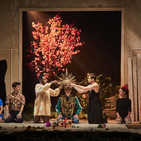 Un sacre. Avec l'aimable autorisation du La Comédie de Clermont-Ferrand