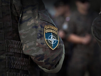 Logo oficial de la OTAN en el uniforme militar de un soldado