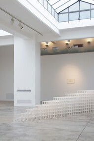 Sol LeWitt. Open geometric structure IV, 1990. Painted wood 97,7 x 435,6 x 97,7 cm