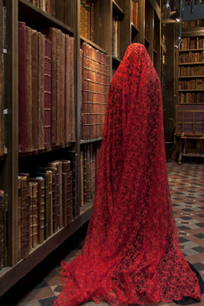 Güler Ates, Red Lace Shroud I, 18 x 20 cm, 2013