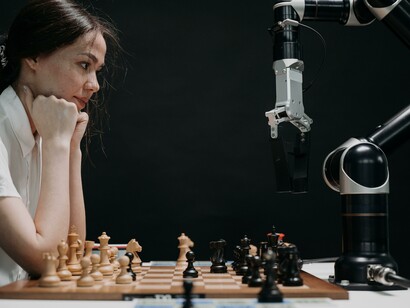 Moça joga xadrez contra inteligência artificial