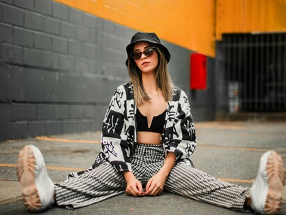 A estética Y2K voltou com força nas últimas temporadas, impulsionada por novas gerações, mas também ressoando fortemente em quem viveu aquilo na pele. Calças de cintura baixa, óculos coloridos, tecidos acetinados, acessórios plásticos, tênis chunky, estampas psicodélicas — tudo isso retorna com um novo olhar, mais livre e até divertido. A diferença é que agora temos a liberdade de escolher como, quando e se queremos usar