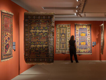 Afghanistan, rugs of peace and war, exhibition view. Courtesy of Museu Oscar Niemeyer