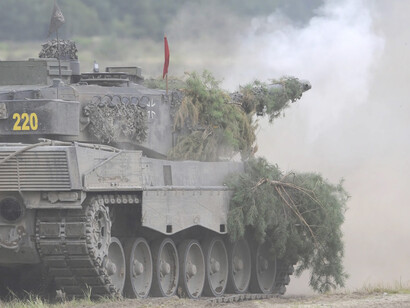Un tanque Leopard 2A6 del batallón de ejercicios Panzer 93 de la Bundeswehr dispara en el área de entrenamiento de Oberlausitz en Weisskeissel, Alemania, el 12 de agosto de 2009
