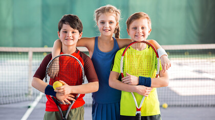 Niños que practican tenis: es absurdo entrenar a un niño como una versión miniatura de alto rendimiento
