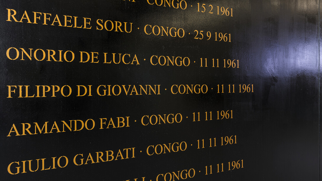 Flavio Favelli,
Gli Angeli degli Eroi,
Acrilico e smalto su pannello,
200 x 1.260 cm,
2015,
courtesy MAXXI,
foto Sebastiano Luciano