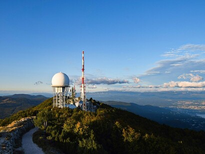 Stazione radar sul picco del Vojak nei Monti Učka, Croazia