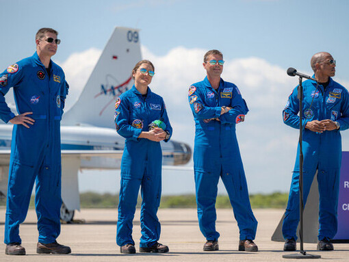 La tripulación de Artemis II: formada por el astronauta de la CSA (Agencia Espacial Canadiense) Jeremy Hansen, especialista de misión de Artemis II; la astronauta de la NASA Christina Koch, especialista de misión de Artemis II; el astronauta de la NASA Reid Wiseman, comandante de Artemis II; y el astronauta de la NASA Victor Glover, piloto de Artemis II.  Centro Espacial Kennedy de la NASA en Florida, EE.UU.