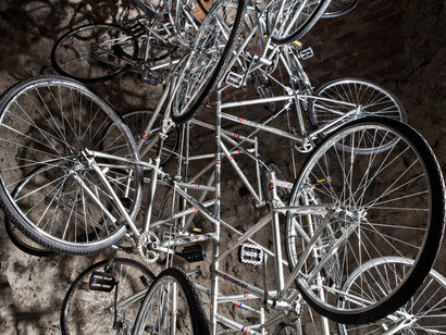 Very Yao, 2008. 46 biciclette, 680 x 220 cm Ø. Courtesy; Galleria Continua, San Gimignano / Beijing / Les Moulins / Habana. Photo by: Ela Bialkowska