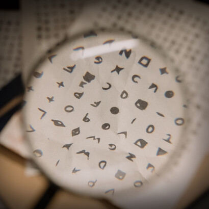 Olhar minucioso para as letras que juntas carregam um código para decifrar o misterioso caso levado pela personagem