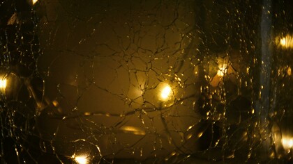 Eu não sabia o destino. Ninguém sabia. Mas todos fingem saber. Ora, como não saber o destino da passagem comprada a prestações? Horas, dias, meses, anos… Era estranho o conforto da incerteza que pairava no ar, fantasiada com um sonho real