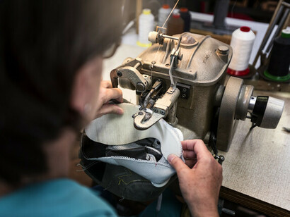 Un passaggio della linea di produzione artigianale