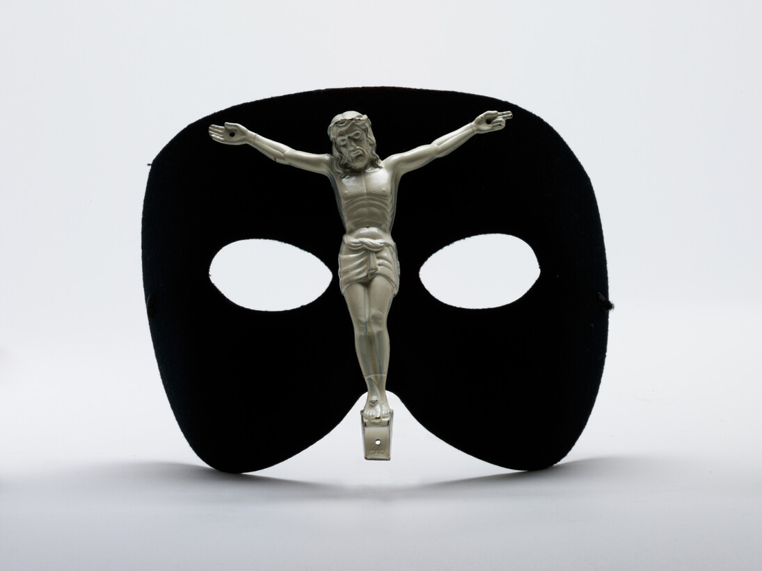 Alexander McQueen, Mask, Victoria and Albert Museum