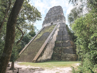 En Tikal se encuentran varias hermosas pirámides de esa cultura que te dejan sin aliento, en su mayoría estas construcciones datan del 300AC hasta el 900DC