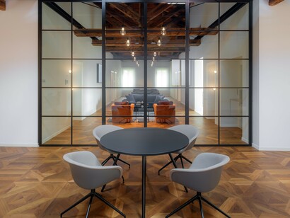 Interno del Palazzo della Luce, Treviso, Italia. Lavorare, studiare, incontrarsi, confrontarsi è più facile e stimolante grazie un ambiente accogliente con tecnologie performanti: è una visione del futuro che è già realtà nel presente