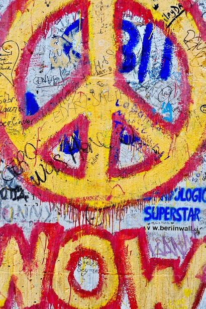 Símbolo da paz e a palavra 'Now' ('Agora'), no muro de Berlin 