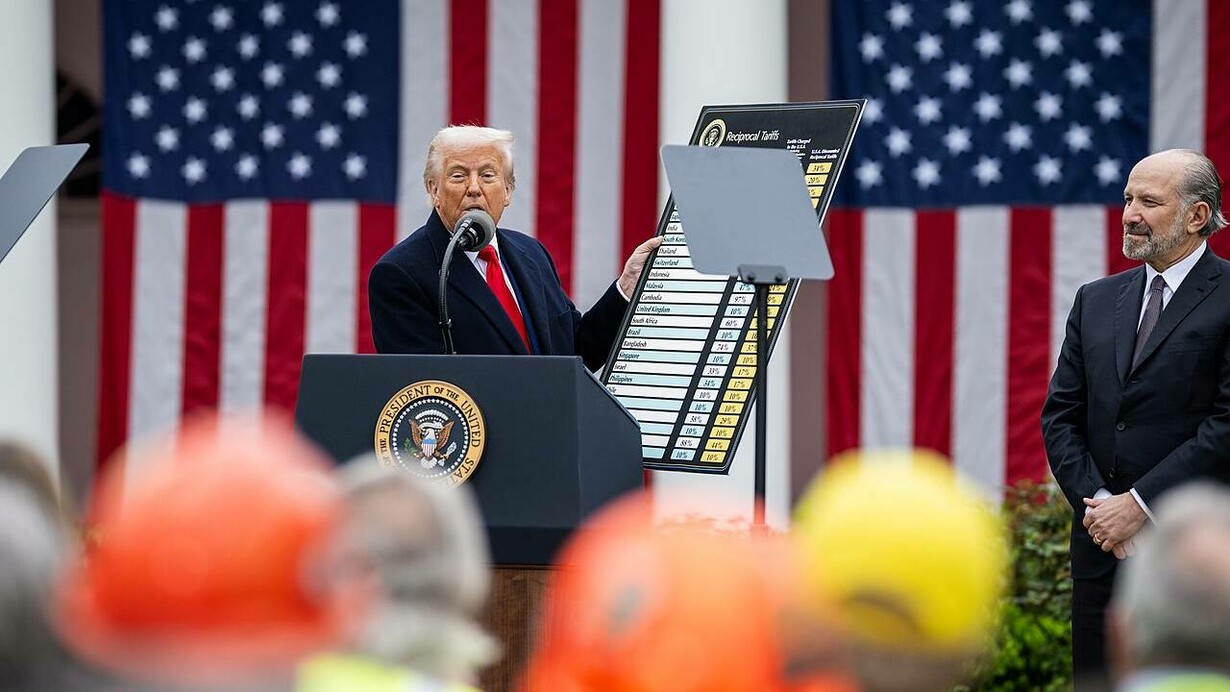 Il Presidente Donald Trump firma un ordine esecutivo sui piani tariffari dell'Amministrazione durante l'evento “Make America Wealthy Again”, mercoledì 2 aprile 2025, nel Giardino delle Rose della Casa Bianca (Foto ufficiale della Casa Bianca di Daniel Torok)