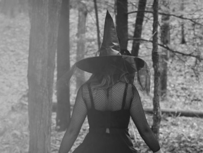 Otra célebre maldición es la de «Macbeth» de William Shakespeare: la historia de un hombre destinado a ser rey de Escocia según la profecía de tres brujas