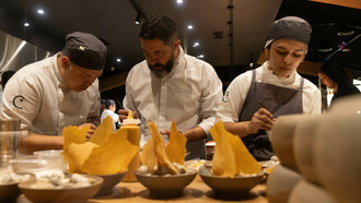 Issam Koteich en el restaurant Cordero. Issam demuestra que la pasión por la cocina y la perseverancia pueden llevar a un chef a destacar en la escena gastronómica internacional. Fotografias: Naty Lashly y Andrés Vásquez