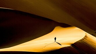 Un hombre solo atravesando el desierto