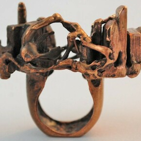 Walking Treasures, Exhibition view. Courtesy of Esh Gallery