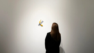 Comediante, la controversial obra de Maurizio Cattelan, ejemplifica cómo el arte en el post-posmodernismo desafía los criterios tradicionales de valor y significado