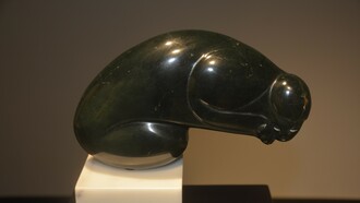 "Pequeña Posesión". (2022) Jade Negro. 16 x 26 x 2,5 centímetros