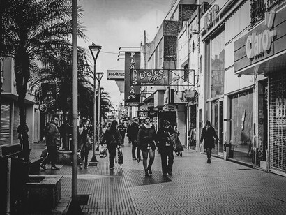 Nadie desconoce que, en Corrientes, las esquinas tienen la facultad –el poder– de enredarnos en la seca oniria. Ciudad de Corrientes, Argentina