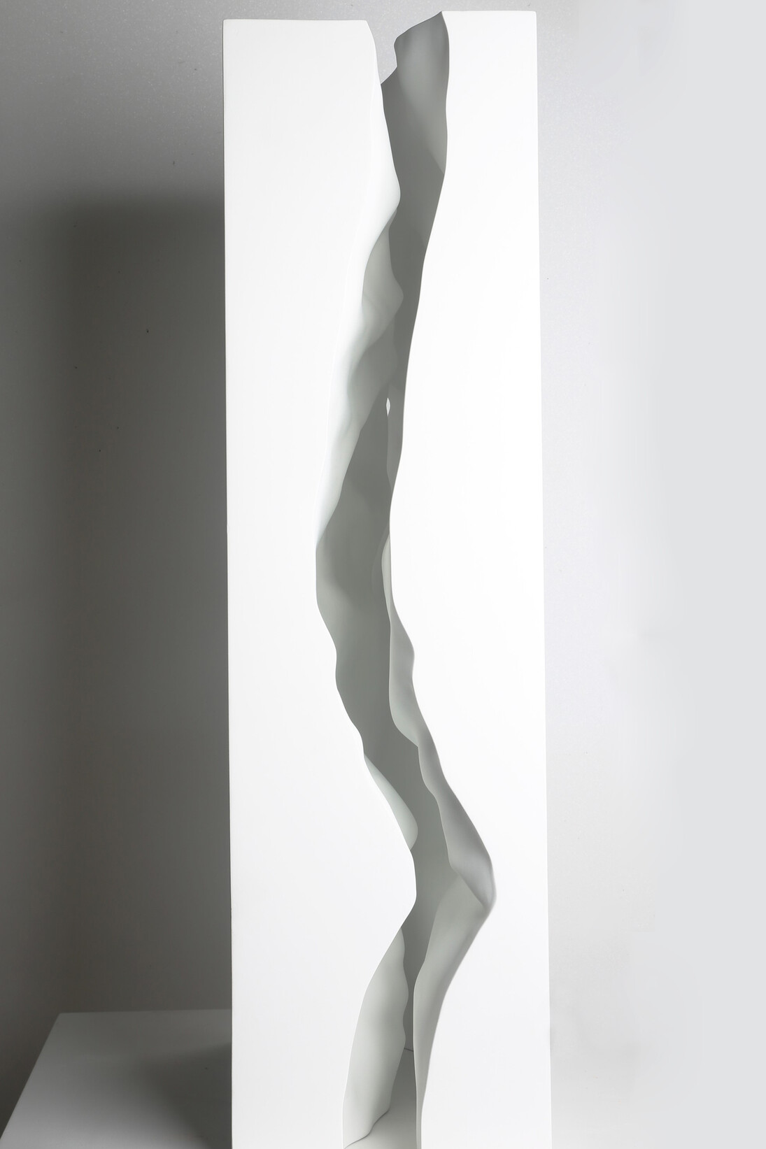 Daniel Chadwick, Come
Closer, 2015, Carved
solid
wood,
flattened
white
cellulose
paint, 286mm
x
140mm
x
664mm
(high) ©
Daniel
Chadwick.
Photo:
Paulina
Korobkiewicz,
courtesy
Dadiani
Fine
Art