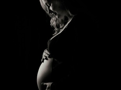 Mulher grávida. O filho que se moldou no seu corpo, reteceu de fio diferente, com tonalidade mais garrida e força vinda de algures bem dentro e profundo a sua personalidade de mãe
