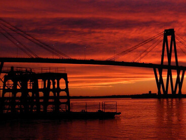 Vista al puente Chaco-Corrientes al atardecer