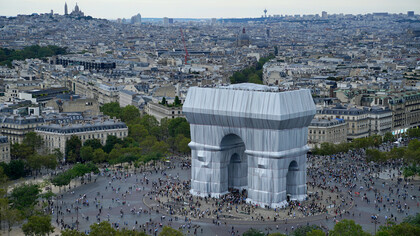 Christo and Jeanne-Claude, L’Arc de Triomphe, Wrapped, Paris, 1961-2021, Photo: Wolfgang Volz © 2021 Christo and Jeanne-Claude Foundation




