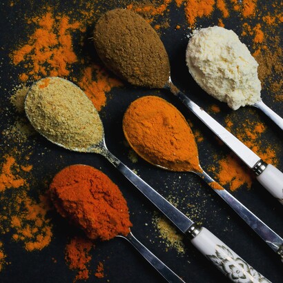 L’aria era impregnata di incenso e spezie, un richiamo sensoriale alle terre lontane e ai racconti che esse custodiscono