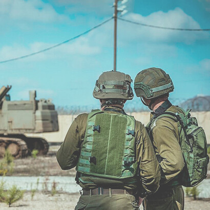 Soldados israelitas conversando durante un ejercicio militar