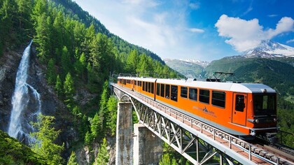 Un tren de cremallera atravesando los bellos paisajes suizos