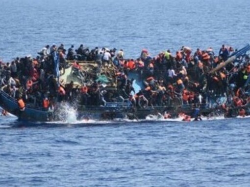 La tragedia de los inmigrantes en el Mediterráneo: una barcaza vuelca con cientos de personas