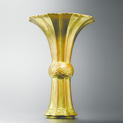 Vaso che imita un bronzo dorato arcaico gu; porcellana con smalto sopracoperta a piccolo fuoco in oro, Epoca Qing, marca ed era Qianlong (r. 1735-1796) H. 28,2 cm  
CB.CC.1935.650
