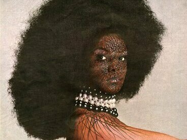 Jessica Wohl, "Afro", de 2012, feita com tinta sob página de revista, 22x25cm 
 