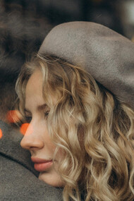 Casal se abraça em momento de despedida