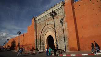 Les remparts de la ville de Marrakech au Maroc ne ferment pas la ville : ils protègent ce qu’elle garde de plus précieux. Derrière ces murs couleur terre battue, neuf siècles d’histoires continuent de respirer